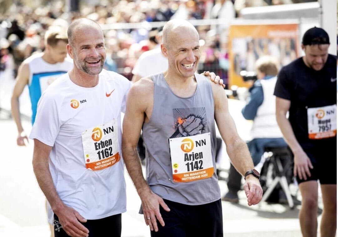 Arjen Robben corre el Maratón de Rotterdam a un año de retirarse de las canchas