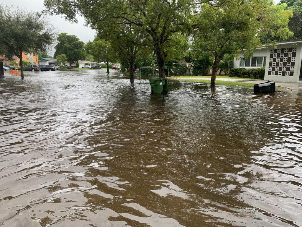 En el condado Broward varias calles se inundaron por las fuertes lluvias que, de acuerdo al pronóstico, continuarán aumentando en la noche del domingo.