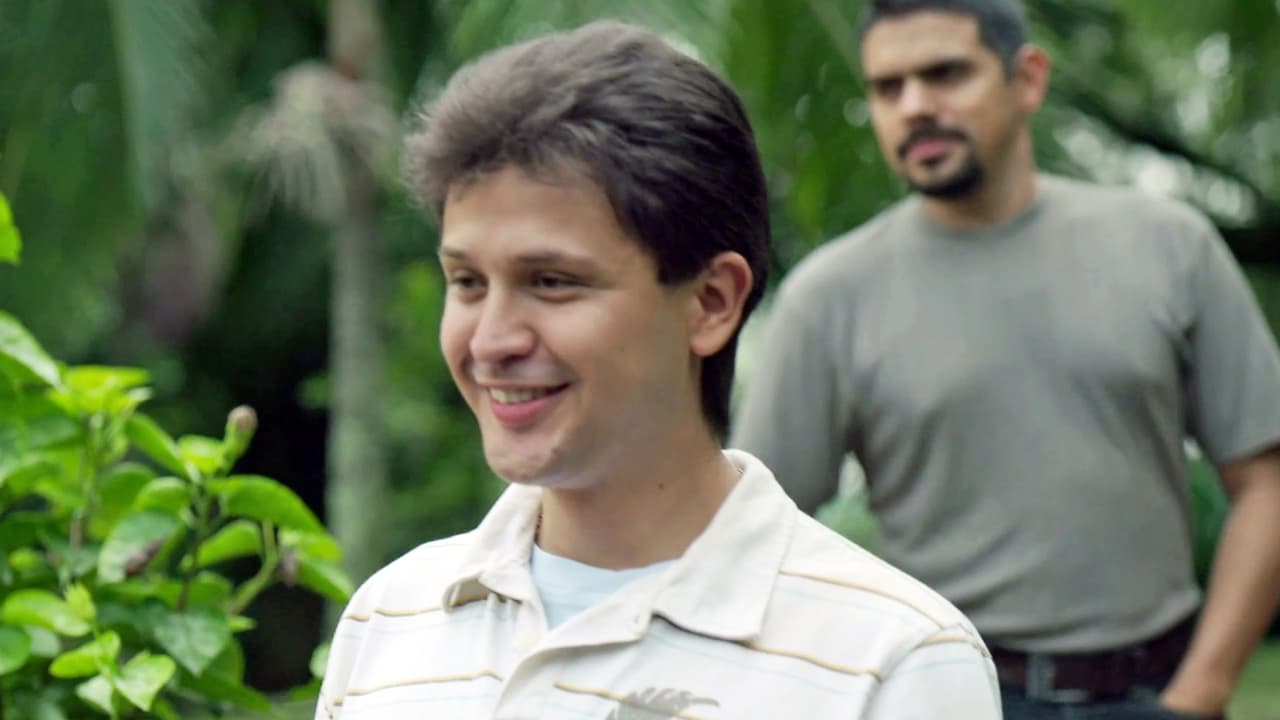 <b>Arturo 'El Pollo' Guzmán</b> es el hermano menor de ‘
<b><a href="http://www.univision.com/series/el-chapo/marco-de-la-o-es-joaquin-el-chapo-guzman-en-el-chapo" target="_blank">El Chapo</a></b>’. Tiene operaciones independientes a las de Joaquín Guzmán en la industria del narco.