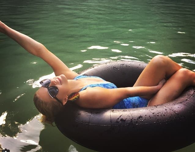 A Paris le gustan las experiencias extremas, por eso disfruta gozando de lo lindo.