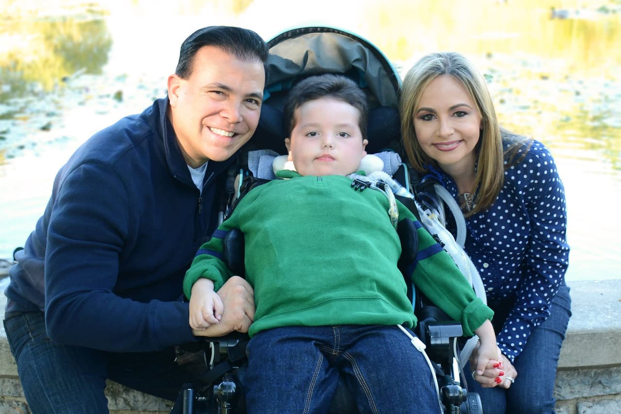 Arturito (en la imagen con sus padres Arthur y Olga) ya tiene 6 años y, según su padre, el tratamiento experimental al que se sometió le hizo más fuerte.