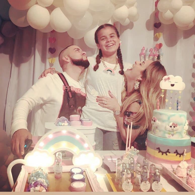 "¡Pasándola brutal aquí en el cumpleaños de Yelena! ¡Felicidades Princesa! ❤️👧🏻 ¡Dios te bendiga!", escribió Yandel, quien acudió con toda su familia al festejo de su ahijada.