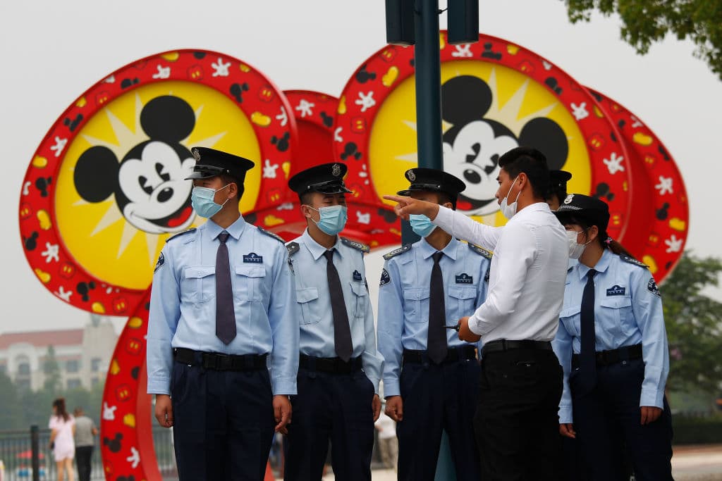 Los guardias de seguridad se ven en Shanghai Disneyland después de su reapertura el 11 de mayo de 2020 en China.