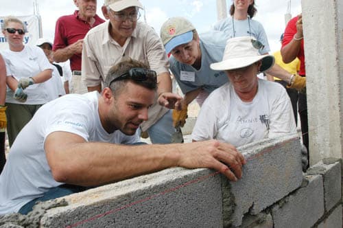 Ricky Martin ayuda a construir una casa en Tailandia.