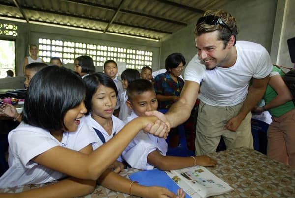 Ricky Martin visita un orfanato junto a la Cruz Roja, en Tailandia.