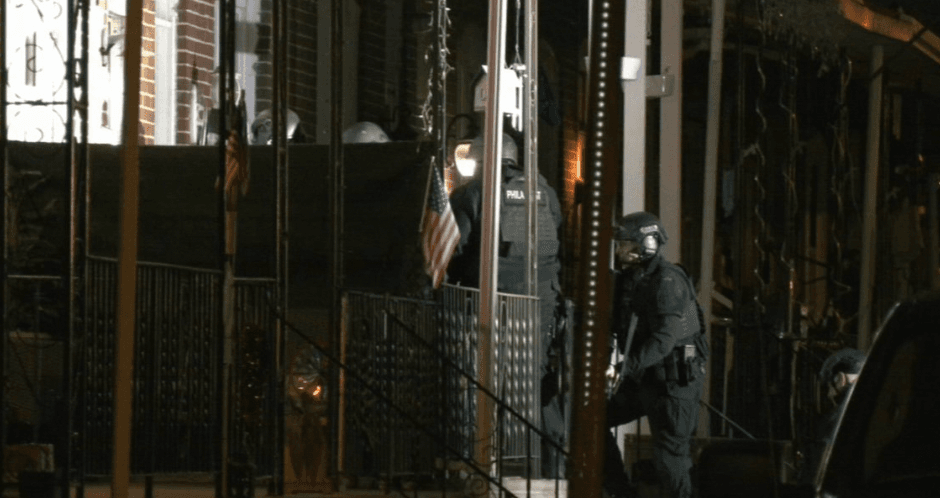 Mujer hispana resulta herida en barricada desde el interior de una casa, SWAT tuvo que intervenir