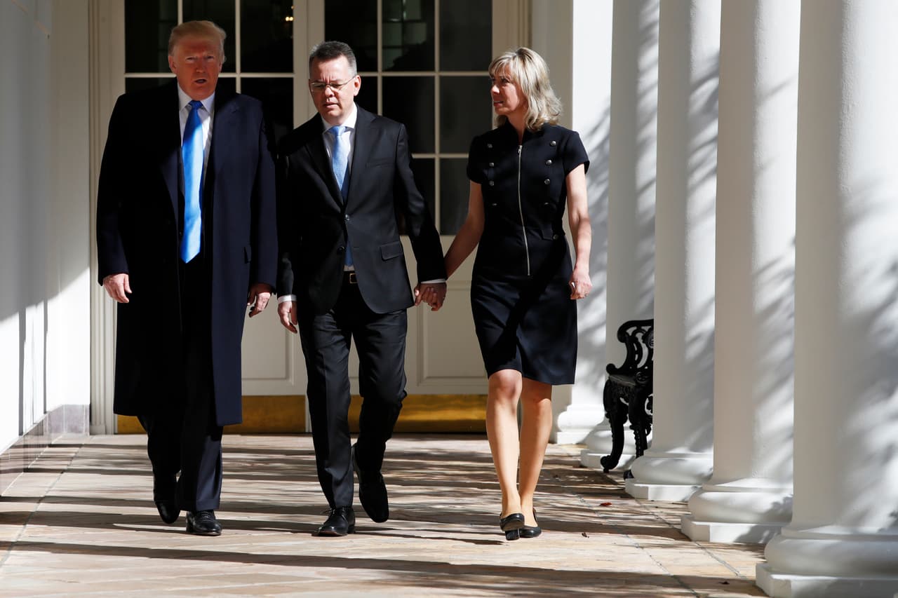 Antes de rezar, Trump felicitó al pastor y destacó su valentía y las dificultades que ha tenido que enfrentar.
<b>"Eres muy especial para todos nosotros"</b>, le dijo antes de presentarle a varias de los miembros del gobierno presentes.