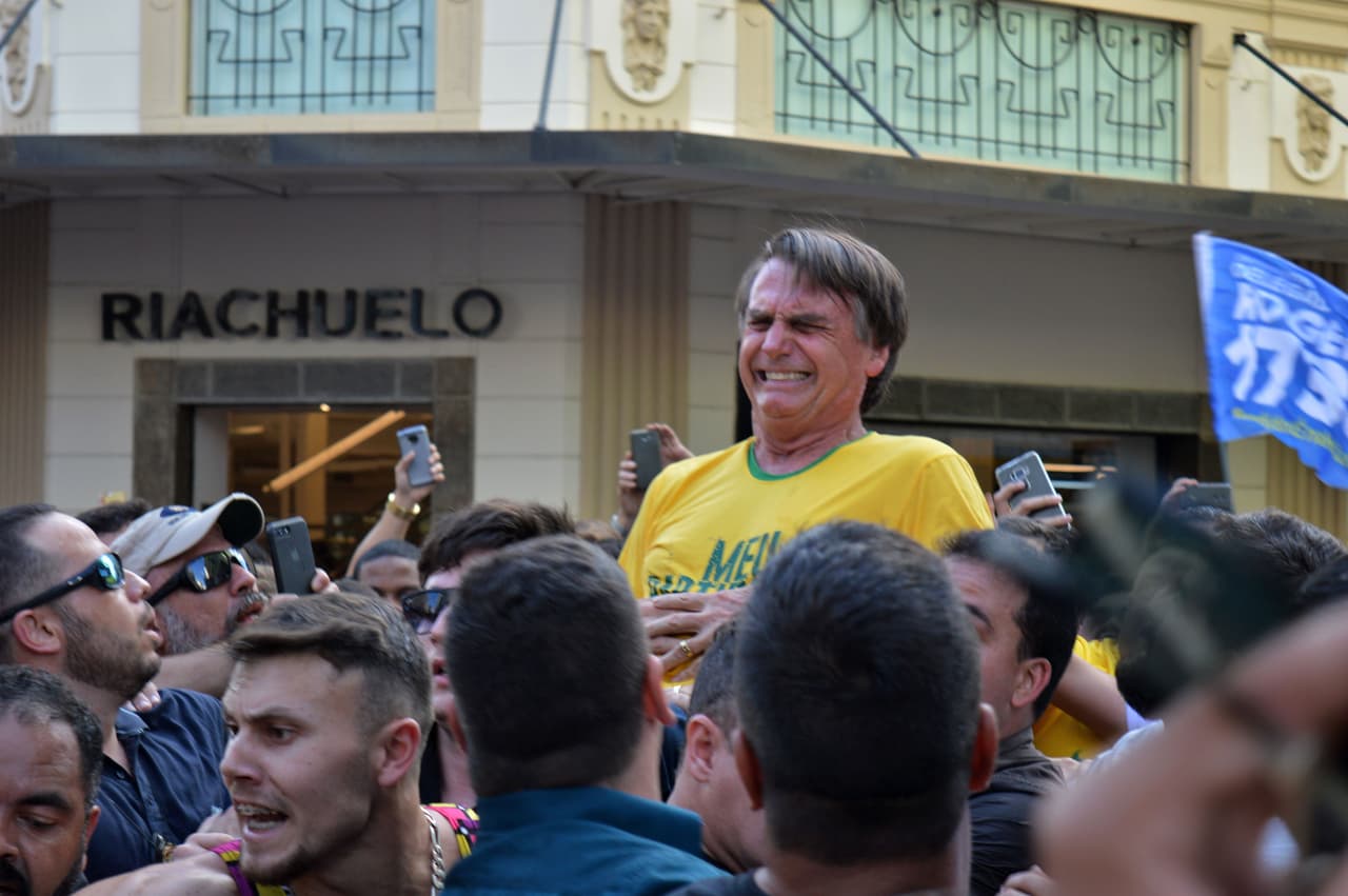 El nuevo presidente de Brasil, Jair Bolsonaro,
<a href="https://www.univision.com/noticias/america-latina/en-fotos-jair-bolsonaro-el-defensor-de-la-dictadura-que-presidira-brasil-fotos">se popularizó por la irreverencia de sus discursos llenos de racismo, apología a la violencia y odio</a> que pronunció durante la campaña presidencial. Durante un acto político en la ciudad de Juiz de Fora, en el estado de Minas Gerais, fue apuñalado en el abdomen pero
<a href="https://www.univision.com/noticias/america-latina/el-ultraderechista-bolsonaro-encabeza-el-conteo-de-las-elecciones-presidenciales-en-brasil"> el derechista se recuperó y ganó las elecciones cómodamente</a>. 6 de septiembre de 2018.