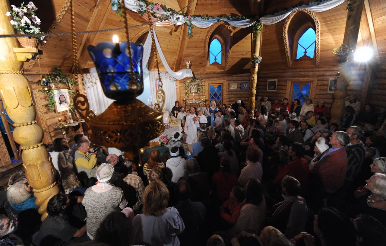 El líder del culto agregaba también que las mujeres tenían que entender que
<b>no deben elevarse por encima del hombre, no estar orgullosas ni aspirar ser independientes, “sino ser tímidas, discretas y débiles”. </b>
<br>
<br>En la imagen una celebración en su iglesia recibe a decenas de sus fieles quienes lo considerabana la reencarnación de Jesús.