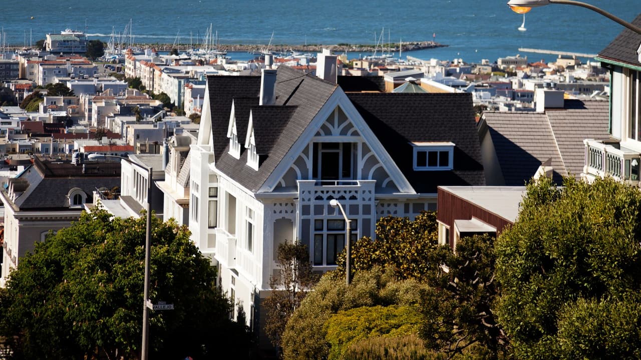 <h2 class="cms-H2-H2">8.- Vallejo y Fairfield, CA</h2>
<br>
<br>Esta región integrada por dos ciudades separadas por tan solo 18 millas, se ha convertido en
<b>un refugio para los residentes del Área de la Bahía</b> que enfrentan altos costos de vida.
<br>
<br>Uno de los mayores atractivos de Vallejo es precisamente la relativa asequibilidad de sus viviendas y la cercanía y conectividad con San Francisco.
<br>
<br>Vallejo fue dos veces la capital de California.