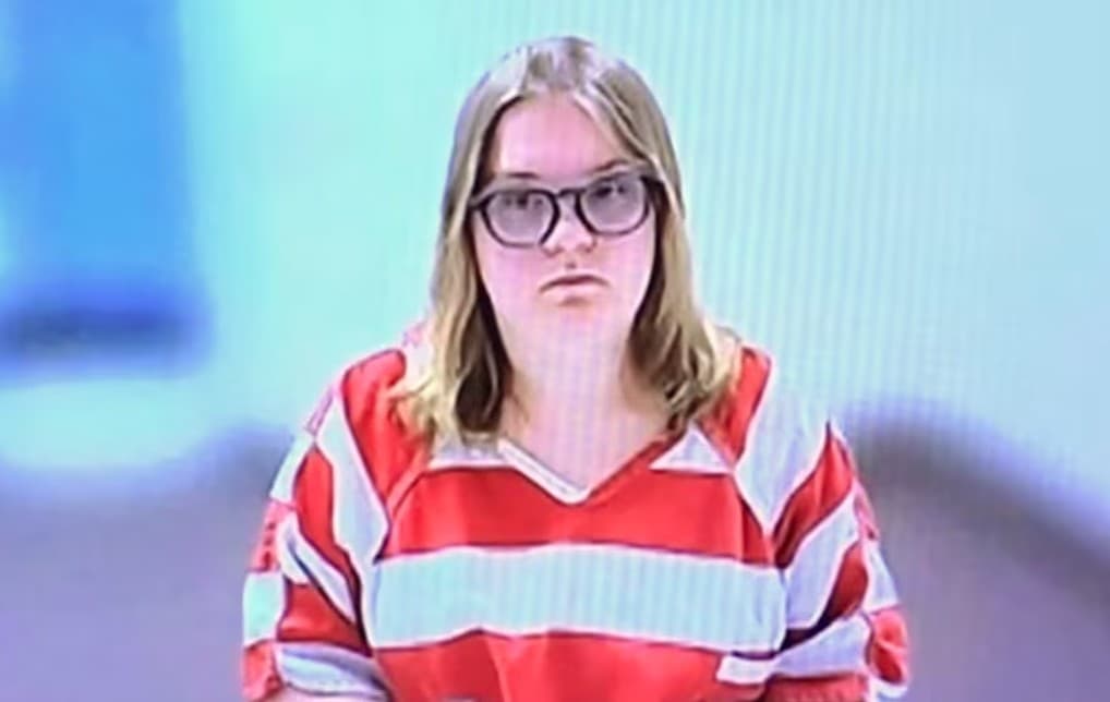 Una madre aseguró que sus gemelos murieron por vacunas; ahora la acusan de haberlos asfixiado