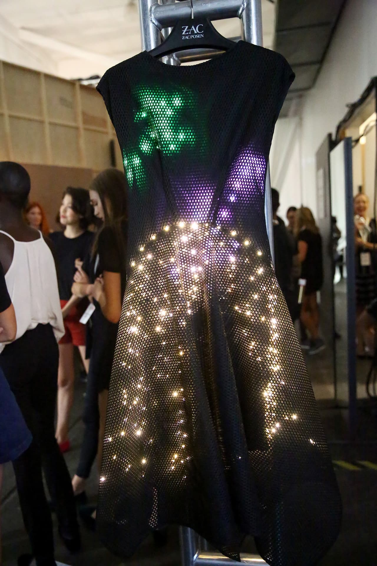 Además podrás diseñar tu propio vestido con tu código mediante la pagina de 'Made With Code'. Increíble ¿no?