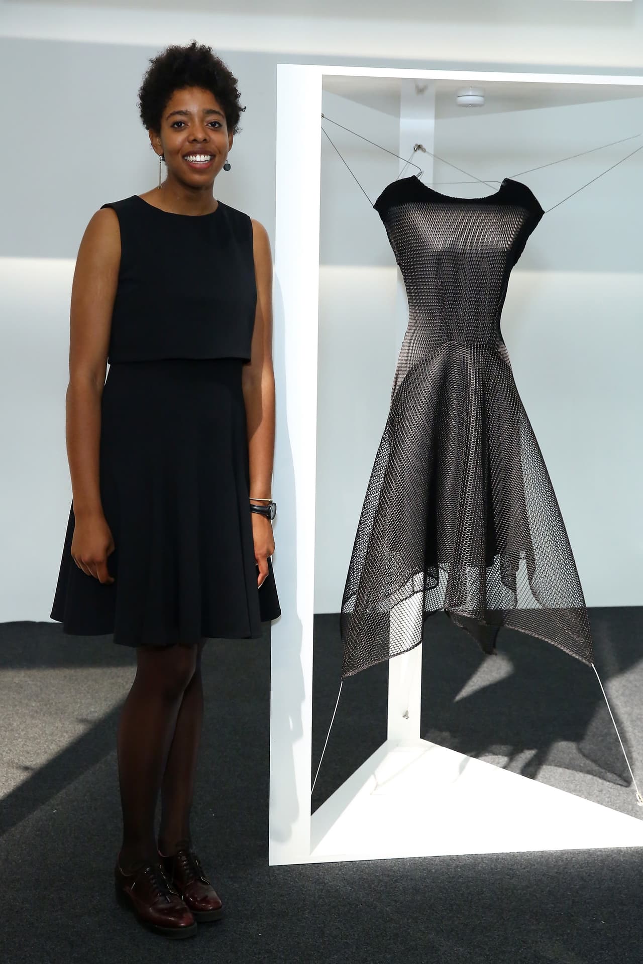 Maddy Maxey de 23 años, mentora de la iniciativa de Google, fue la encargada de desarrollar la tecnología para que este vestido brillará y acaparara todas las miradas del show.