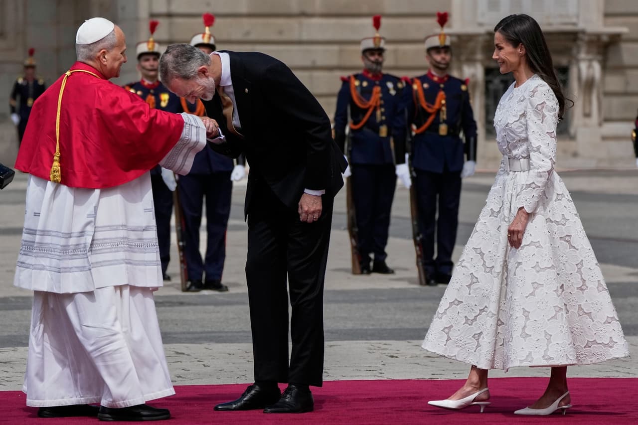 El papa León XIV es recibido por el rey Felipe VI y la reina Letizia de España, en el Palacio Real de Madrid, el 6 de junio del 2026.
<br>