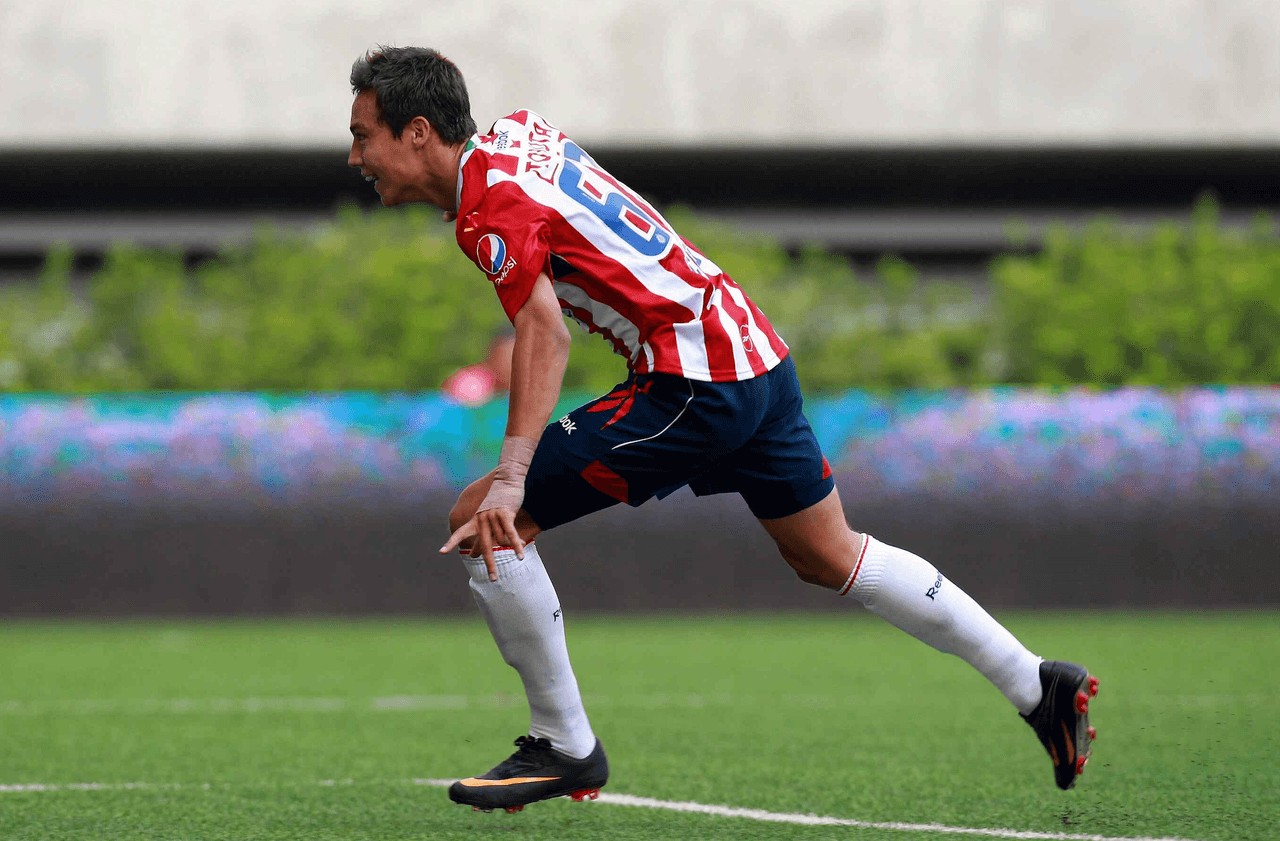 Mientras el joven delantero mexicano corrió hacia el banderín de tiro de esquina para celebrar con su típico festejo del robot.