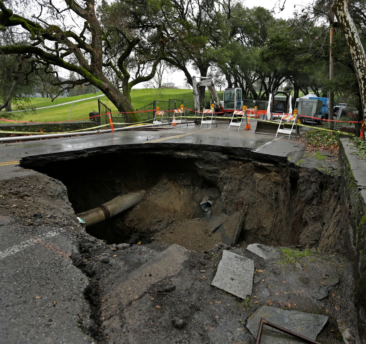 Un inmenso hoyo sobre una carretera en Orinda, California, llevó a que los oficiales locales declararan el estado de emergencia en la ciudad el martes 16 de enero.