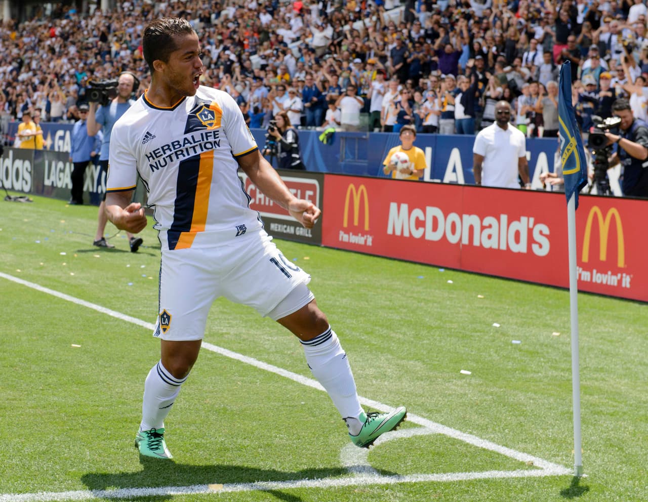 Giovani dos Santos (LA Galaxy) – En 2016 explotó, teniendo una de las mejores temporadas en su carrera y echándose a los galácticos a los hombros con 14 goles anotados y 12 asistencias registradas, siendo junto con Sebastián Giovinco los únicos en la liga en registrar doble digito en ambos rubros. Es de los máximos goleadores mexicanos en la historia de la MLS y se espera que Gio sea el referente del Galaxy en el presente y futuro inmediato.