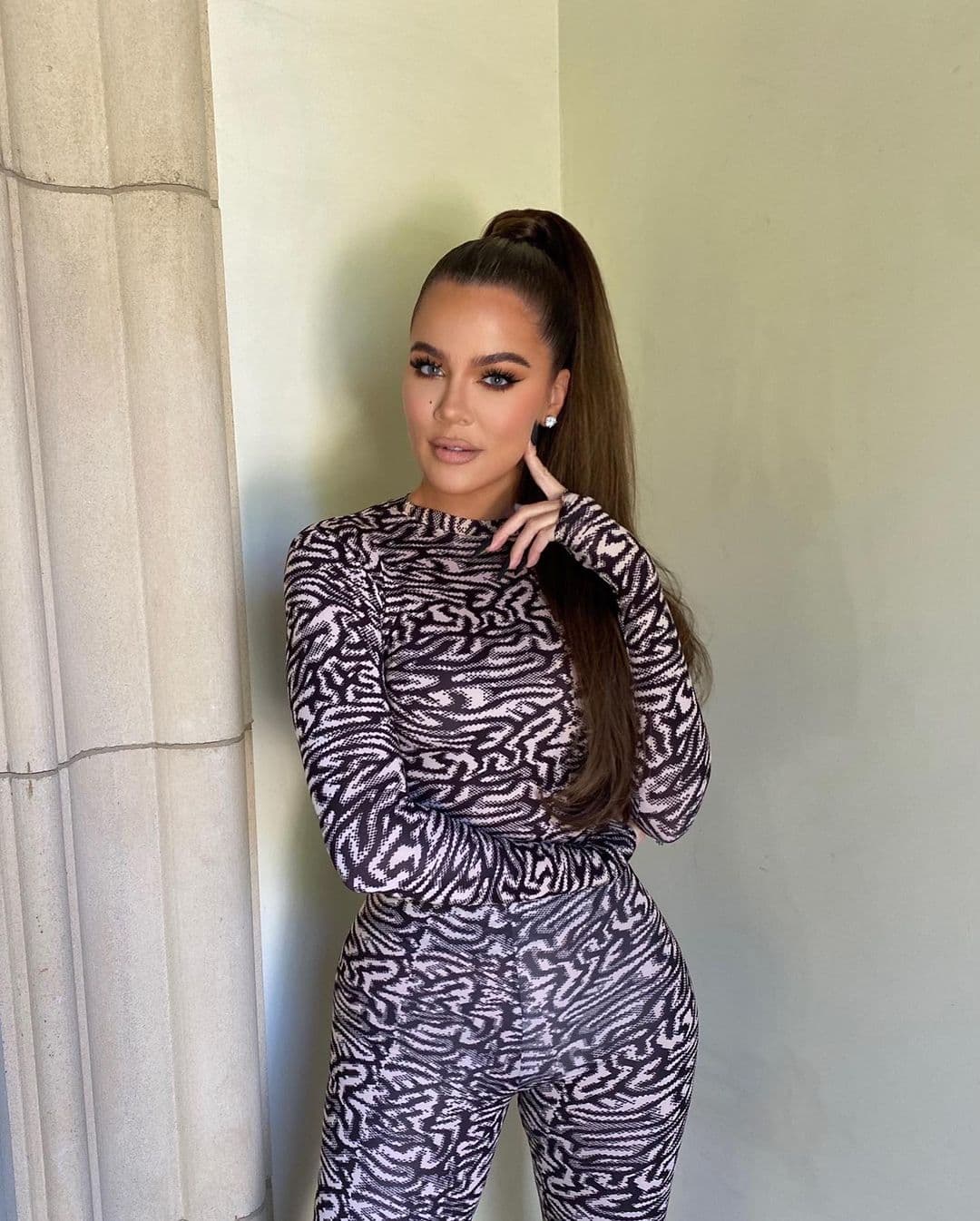 Y su hermana Khloe, cuando recién dejó ver su nueva y espectacular figura, eligió un 'bodysuit' de animal print.