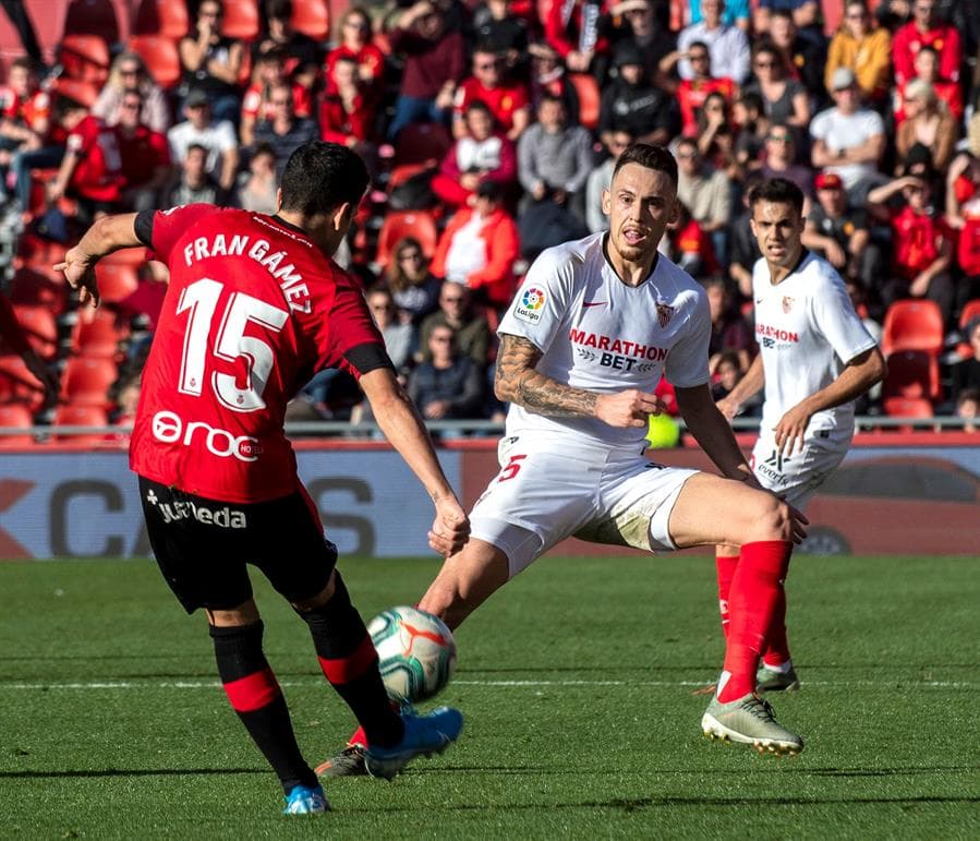 Sevilla se lleva una importante victoria a casa y se posiciona en el tercer lugar de la tabla de La Liga. Los autores de los goles fueron Diego Carlos y Ever Banega para marcar el 2-0 ante Mallorca. 'Chicharito' no fue convocado para este partido.