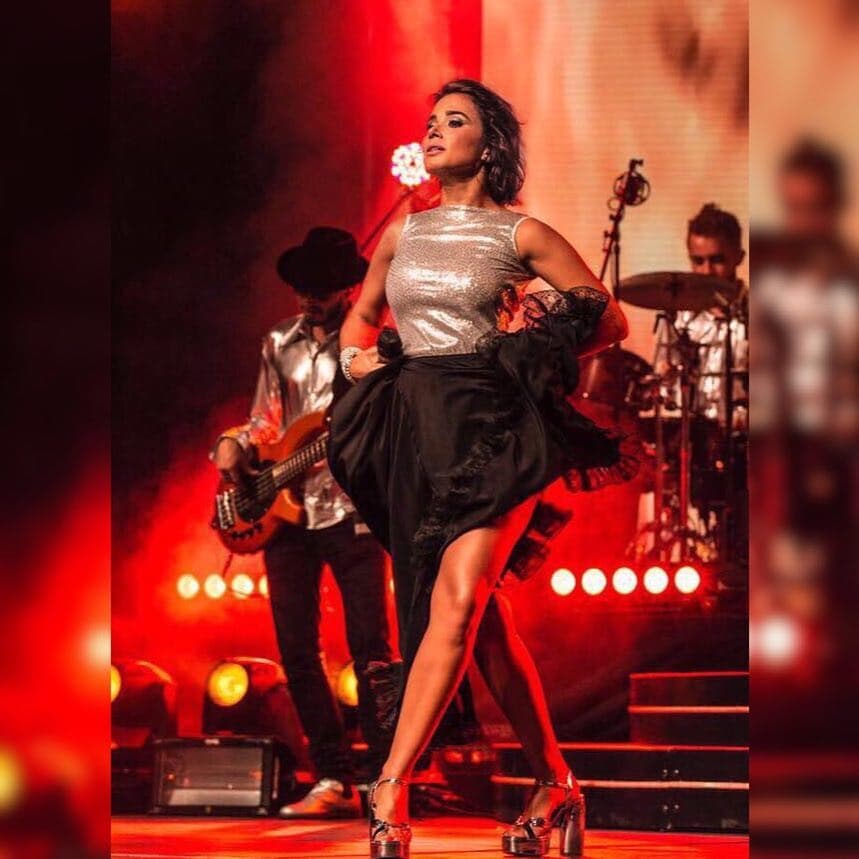 Antes de que se revelara la identidad de la protagonista de la serie, Majida posteó en su cuenta de Instagram esta fotografía, en la que se le ve con un 'look' similar a los que acostumbra Alejandra, y la acompañó con una frase de la canción 'Algo natural', tema que interpreta la 'Reina de Corazones'.