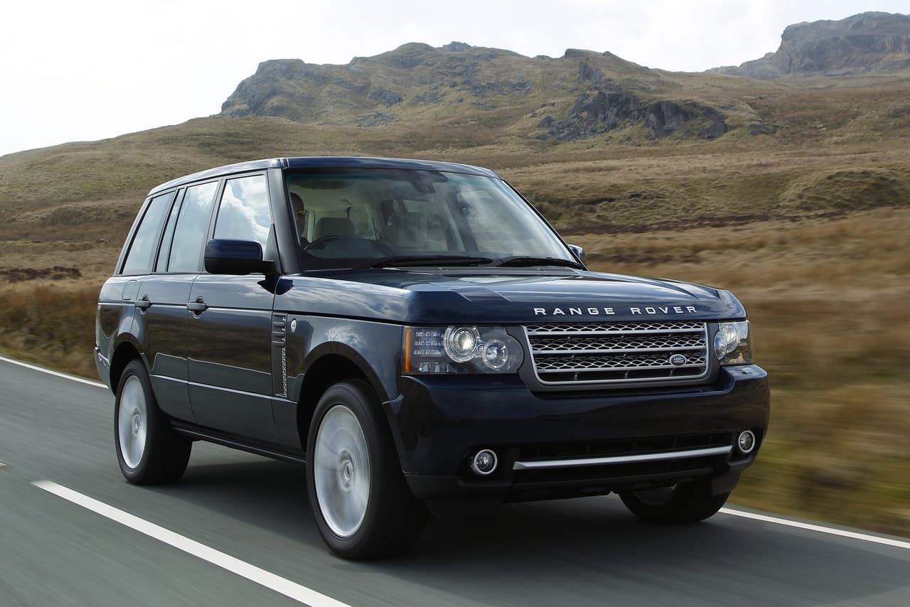 Según Born Rich, cierta vez se vio a Brady, junto a su esposa, la supermodelo Giselle Bundchen, paseando por las calles de Nueva York a bordo de una
<b>Range Rover</b>.