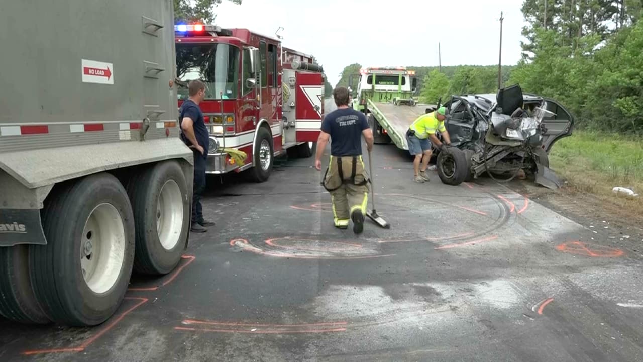 La conductora murió en la escena, mientras que los niños fueron trasladados al hospital.
