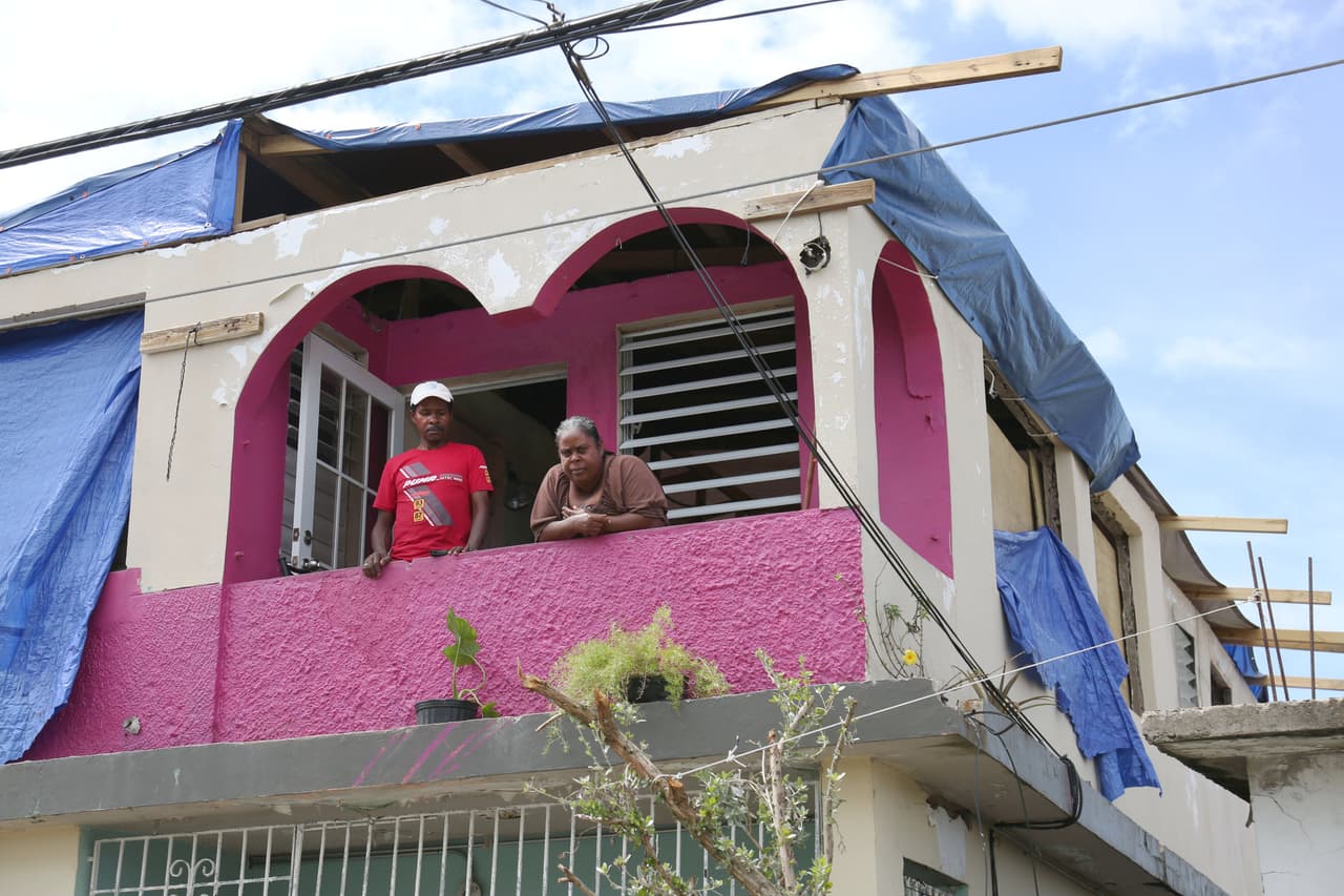Nancy Calderón y Domingo Pizarro en el balcón de su casa destrozada por el Huracán María. A un mes de que los huracanes Irma y María afectaran su vecindario de Loíza, aún esperan por ayuda.