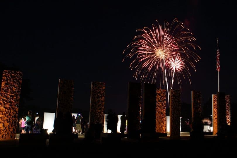 <a href="https://www.garnernc.gov/Home/Components/Calendar/Event/2675/359"><b>Garner July 3rd Independence Day Celebration (3 de julio)</b></a>. La celebración del Día de la Independencia comienza a las 5:00 p. m. con vendedores de comida, manualidades para niños, recorridos por el Garner Veterans Memorial y más. La Sinfónica de Carolina del Norte presentará un programa patriótico a las 8:30 p. m., seguido inmediatamente por fuegos artificiales.