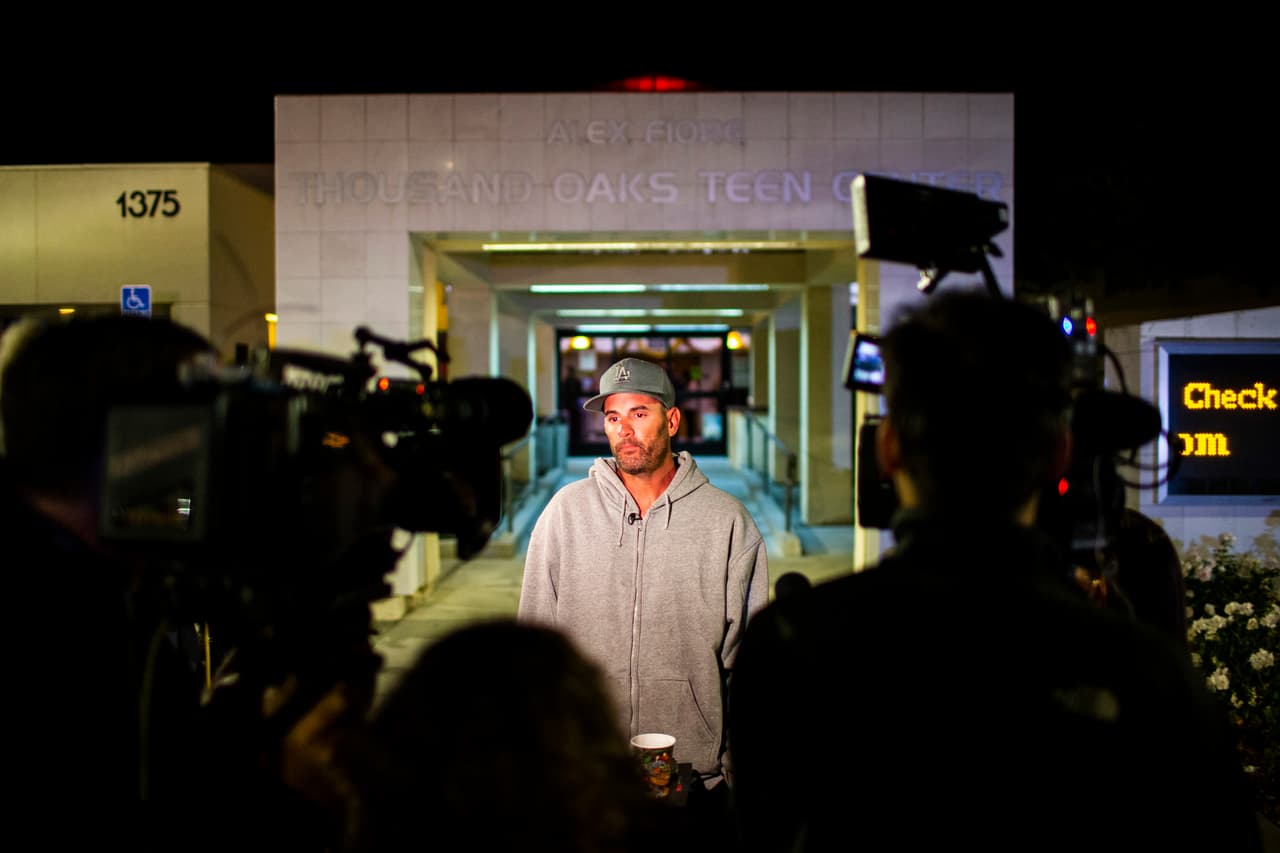 <b>Una vez más, tiroteo masivo dejó una docena de muertos en California.</b>
<a href="https://www.univision.com/los-angeles/kmex/noticias/tiroteos/al-menos-12-personas-mueren-en-el-tiroteo-masivo-en-un-bar-al-sur-de-california">Un ex infante de marina vestido de negro entró arrojando granadas de humo y disparos</a> en un bar lleno de gente en Thousands Oaks, al sur del estado. 12 personas murieron y una veintena resultaron heridas. En la fotografía Jason Coffman,
<a href="https://www.univision.com/noticias/tiroteos/liveblog-un-beisbolista-un-sargento-y-una-empleada-del-bar-son-las-primeras-victimas-conocidas-del-tiroteo-en-california">padre de una de las víctimas mortales</a>, antes de confirmar a los medios que su hijo había fallecido en el incidente.