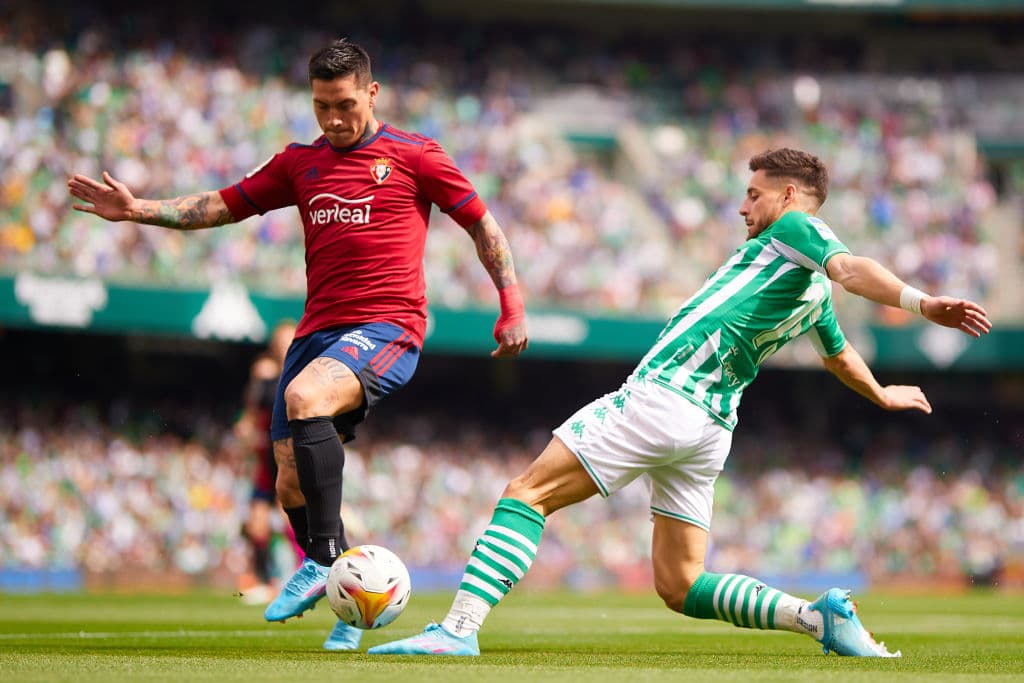 Con dos goles de Juanmi, uno de William Carvalho y otro de Alex Moreno, el Betis, que tuvo al mexicano Andrés Guardado en los últimos 10 minutos, goleó por 4-1 al Osasuna y es quinto en LaLiga.
<br>