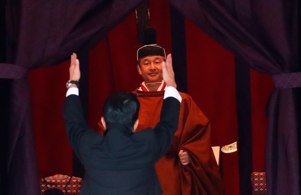 El emperador Naruhito ascendió al trono del crisantemo, proclamándose como el 126to emperador de Japón, mientras el público gritaba “banzai” para desearle un largo y próspero reinado. El primer ministro japonés, Shinzo abe, hizo tres exclamaciones de esta expresión tradicional frente a él, para desearle una larga vida de “10,000 años”.