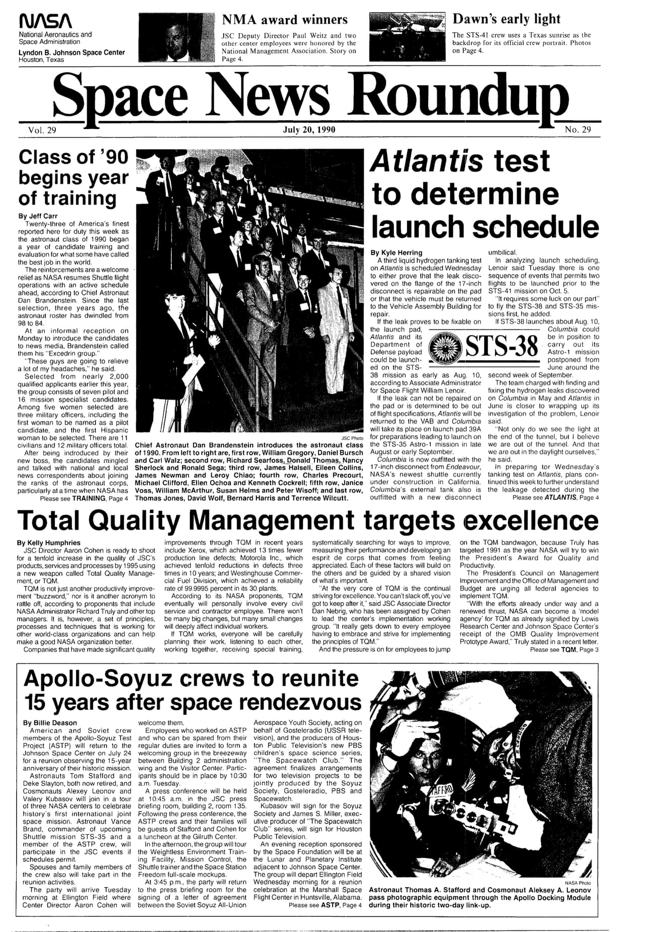 El periódico interno de la NASA en el que se anunció que Ellen Ochoa estaba preparándose para ir al espacio.