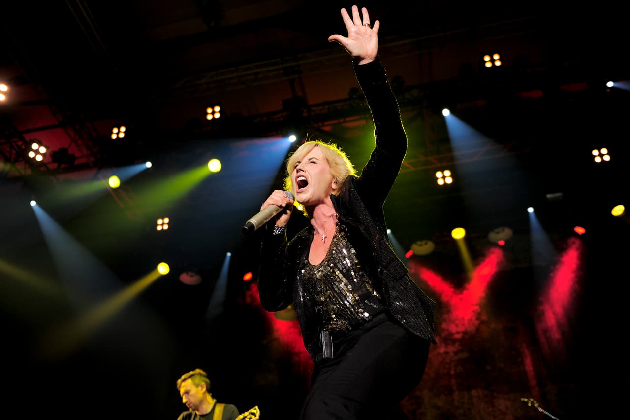 The Cranberries grabó algunas canciones e inició pequeñas presentaciones locales. Después de algunas giras, la agrupación inició un tour por Reino Unido como telonero de Mike Oldfield, hasta que se convirtió en una de las bandas más exitosa de la década de 1990.