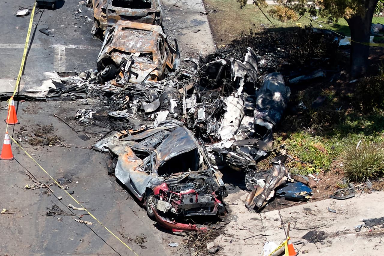 Los escombros cubren el suelo después de que una avioneta se estrellara en un barrio de San Diego, California, incendiando casas y coches y obligando a evacuaciones a primera hora del jueves 22 de mayo de 2025.