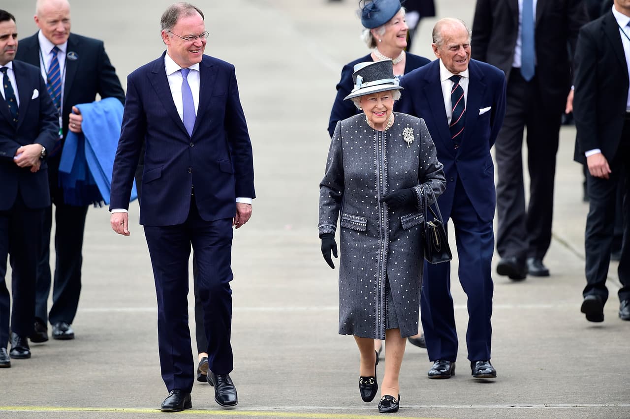 Además, uno de los sirvientes del Palacio de Buckinham pondrá un letrero de color negro donde se anunciará el deceso de la reina Isabel II.