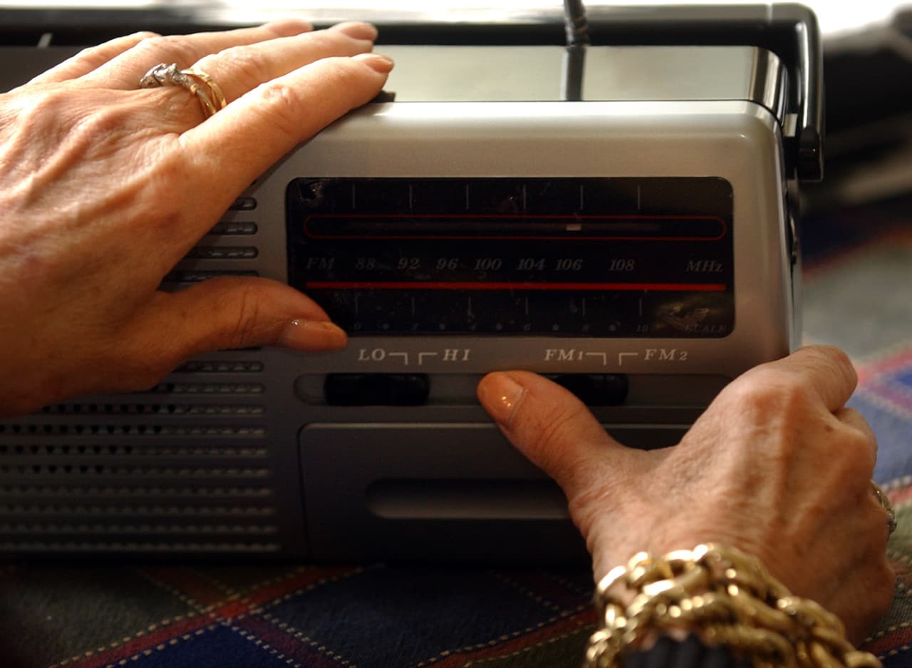 Un radio y reloj que operen sin electricidad, si te quedas sin energía y no cuentas con un teléfono móvil, la mejor apuesta para estar conectado es una radio de batería o manivela que pueda recibir en todo momento los informes meteorológicos y otras informaciones.
<br>