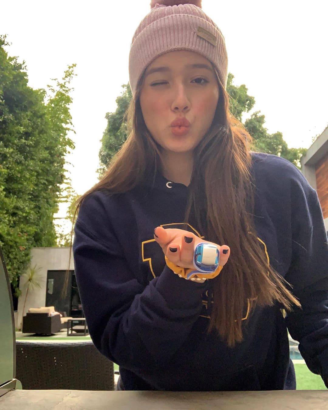 Y aunque es nieta del narcotraficante, trata de mantenerse alejada de ese mundo y lleva la vida de una niña normal.