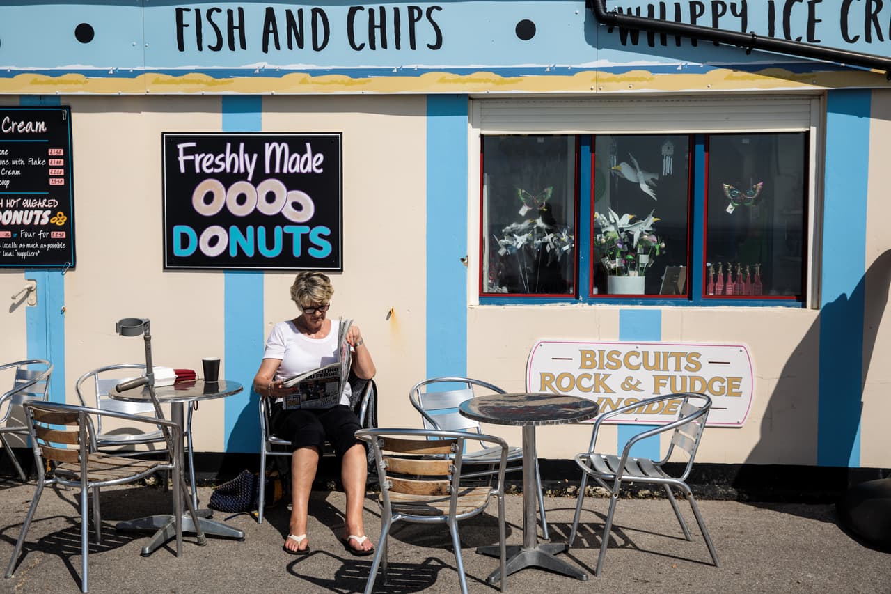 Otro indicio de que se acerca la menopausia es que las relaciones sexuales pueden resultar incómodas debido a que la vagina se reseca.
<b>A algunas mujeres también se les hace difícil aguantar la orina. </b>