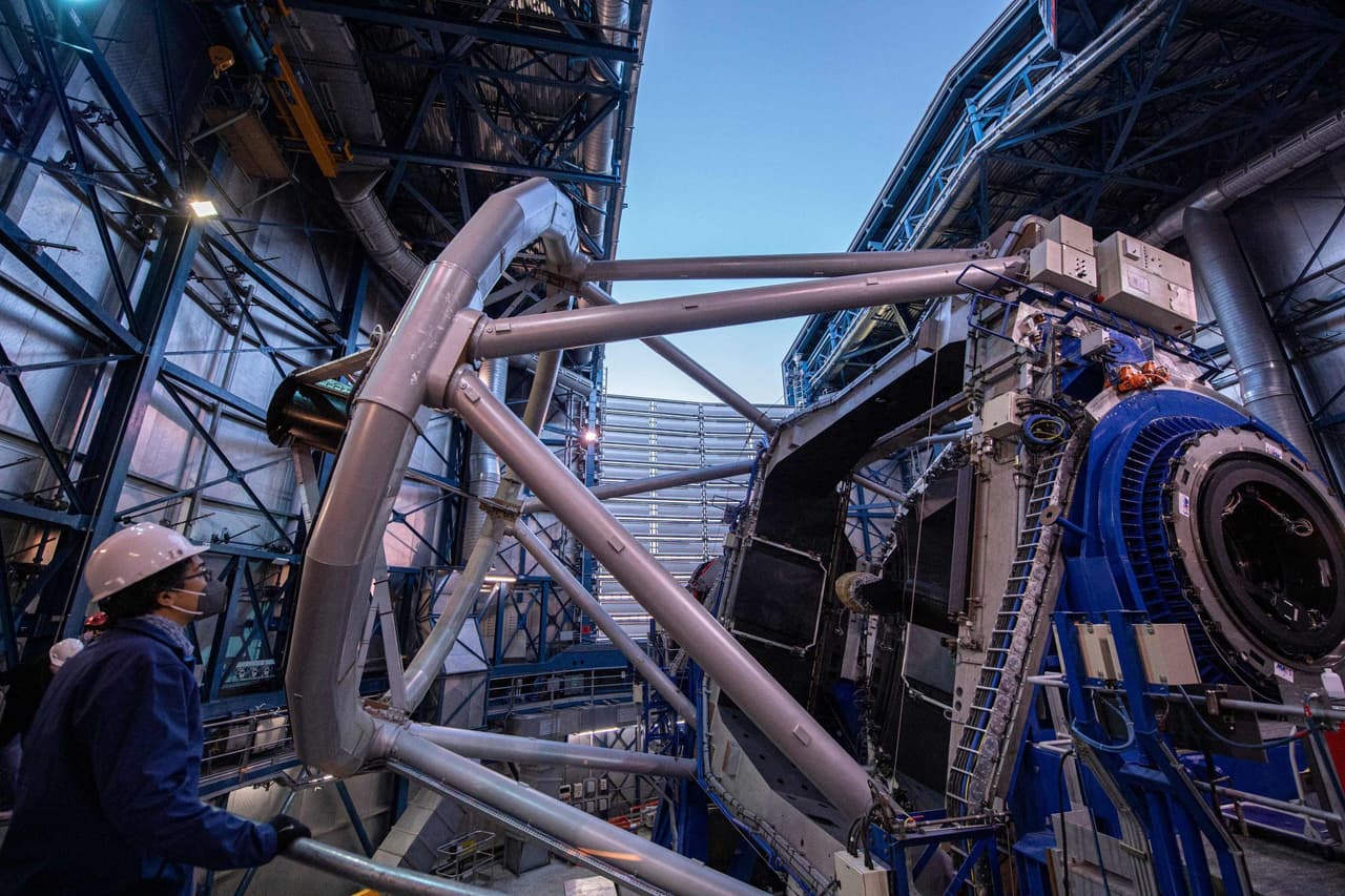 El Very Large Telescope (VLT), operado por el Observatorio Europeo Austral (ESO) en Chile, fue utilizado para observar las señales generadas después del impacto lunar. Aunque el telescopio no captó una imagen del choque, sus instrumentos detectaron cambios en la composición del material expulsado tras la colisión. Los astrónomos identificaron una corriente de sodio y litio extendida durante varios minutos después del impacto, una señal que ayudó a confirmar que la etapa del cohete había alcanzado la superficie lunar.
<br>