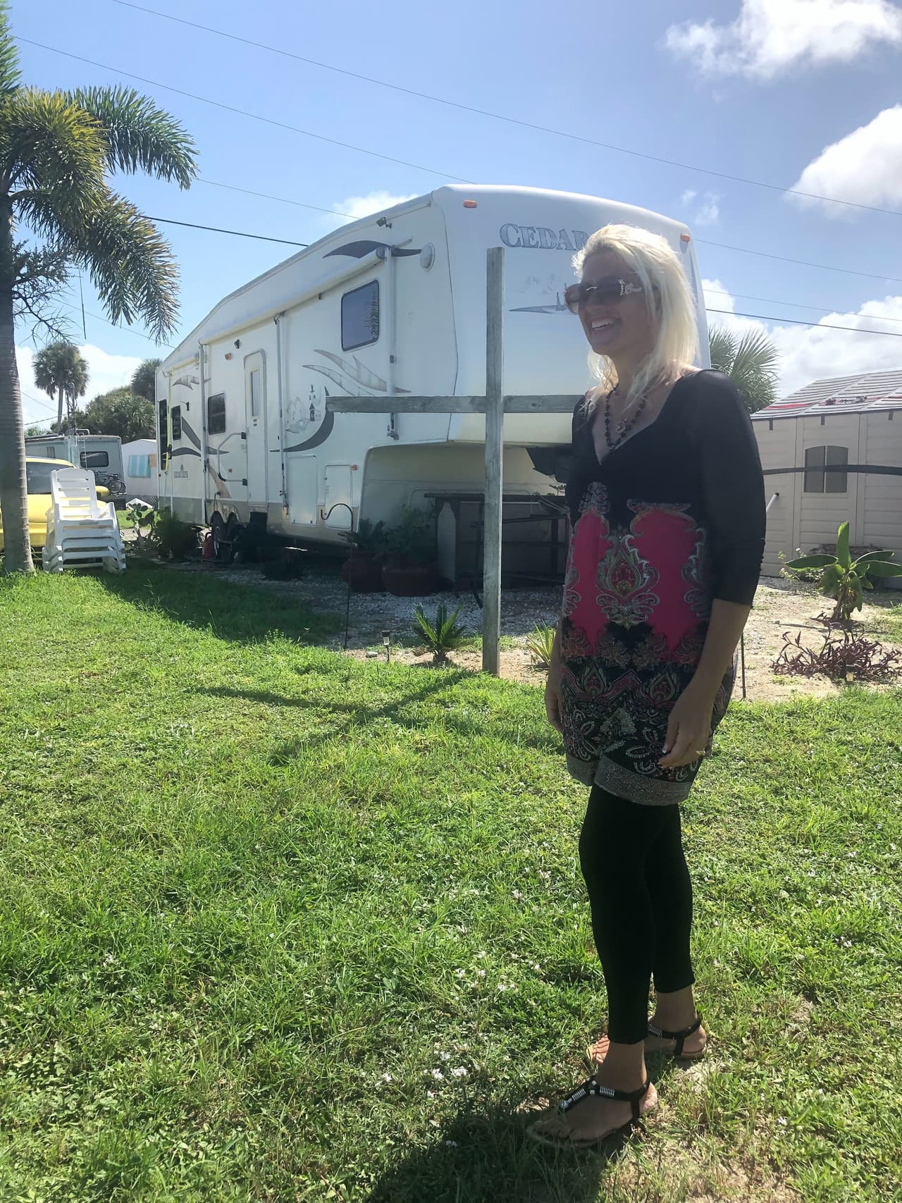 De momento,
<b>Raquel y Kevin </b>han reforzado su trailer como han podido. "Se lo dejo a Dios. Si él quiere estará ahí cuando volvamos”, dice ella. Él colocó una gran cruz de madera para pedir protección para su casa.
