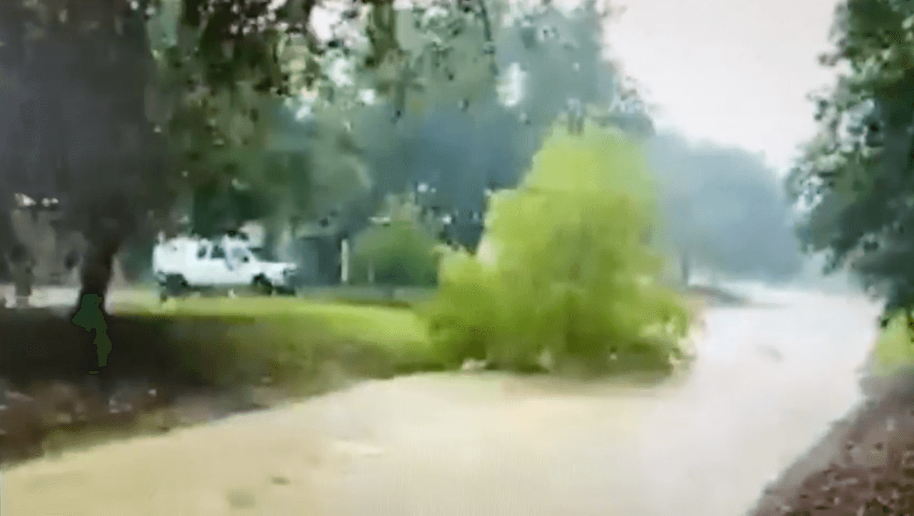 El Departamento de Bomberos confirmó que tuvieron que rescatar a diez conductores que se habían quedado atrapados en el agua.
<br>