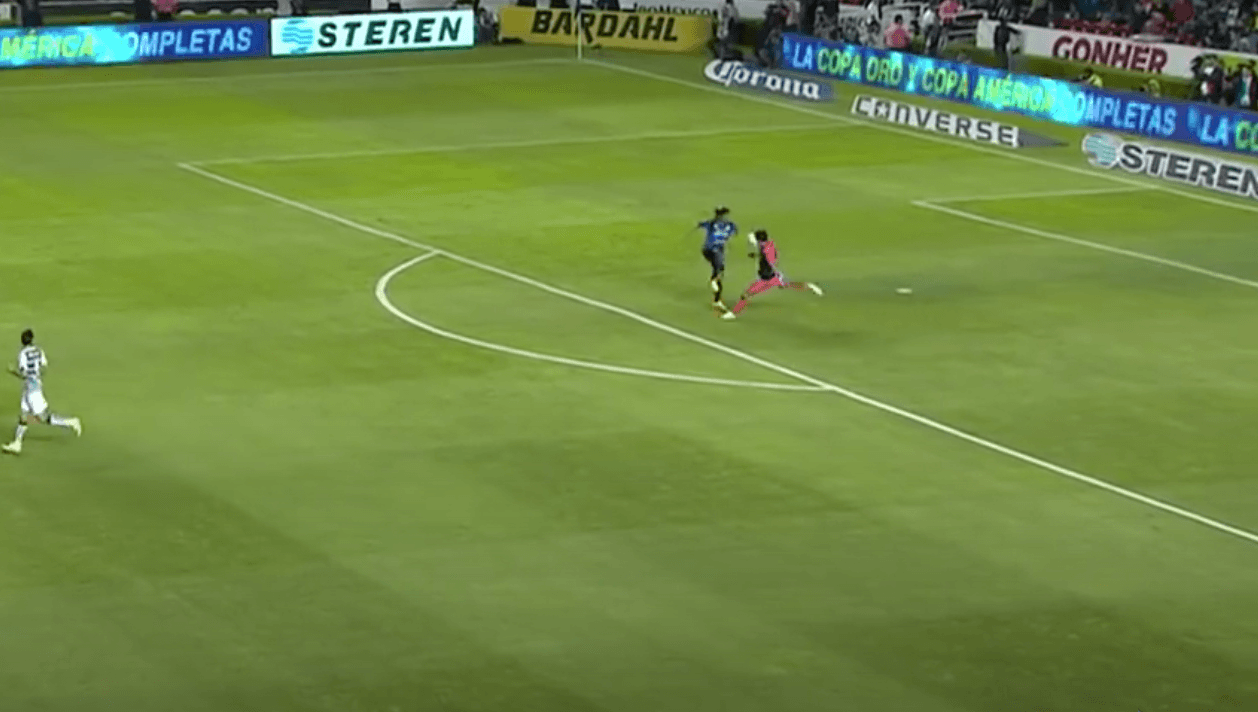 El brasileño se avivó, impidió que el guardameta despejara y le quitó el esférico.