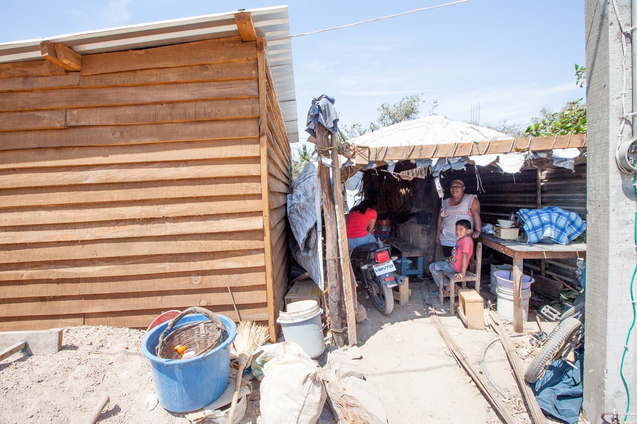 De acuerdo a los cálculos de Catholic Relief Services, entre los pueblos de Unión Hidalgo y Chicapa hay unas 1,800 viviendas que fueron afectadas por los terremotos de septiembre de 2017 y febrero de 2018, y que no han sido censadas por los gobiernos estadal y federal.