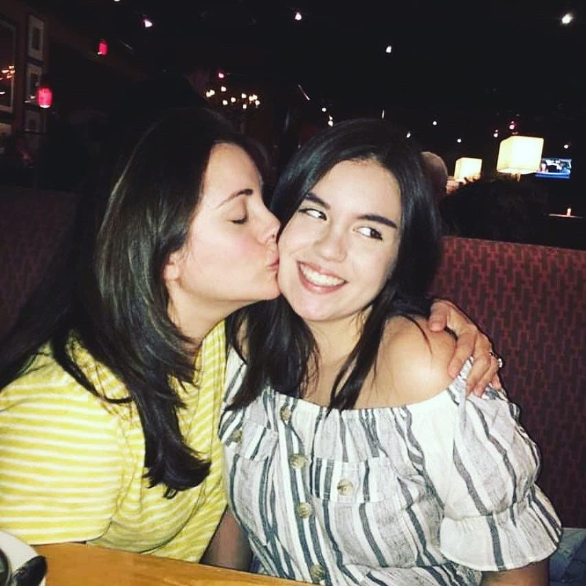 De acuerdo con quien diera vida a la villana de
<a href="https://www.vix.com/es-es/detail/series-3082?utm_medium=internal_referral&utm_source=univision&utm_campaign=breaking_news&utm_content=ed_entertainment&utm_term=slideshow" target="_blank">El Manantial, que puedes ver gratis aquí en ViX</a>, su hija está con una pareja, de nombre Pablo, que se le parece mucho.
<br>