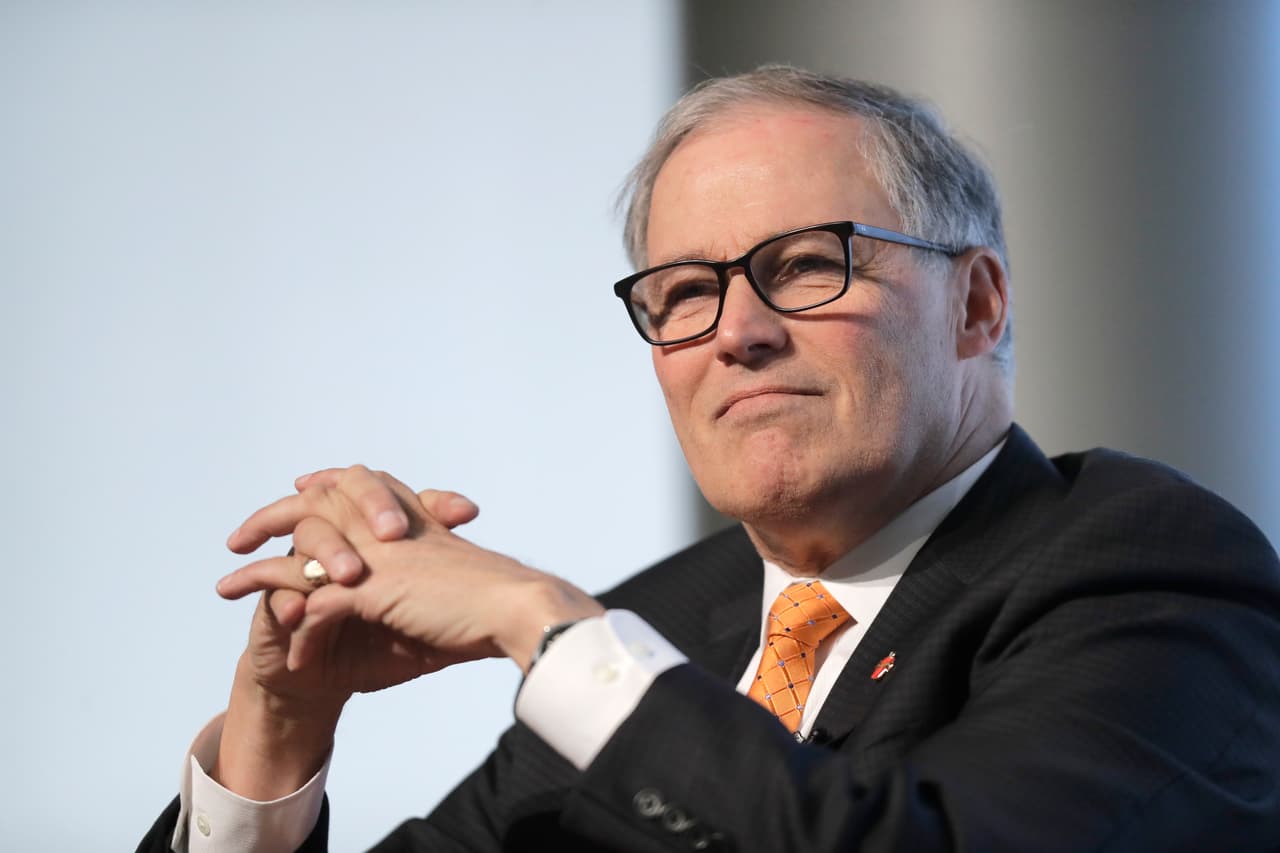<b>Jay inslee, </b>gobernador del estado de Washington. Desde que se convirtió en gobernador en 2013 se ha dado a conocer por su progresismo y su preocupación por el cambio climático. Ha sido un ferviente opositor de Trump. Fue uno de los que lo demandó cuando el presidente intentó prohibir la entrada de ciudadanos de varios países de mayoría musulmana a EEUU.