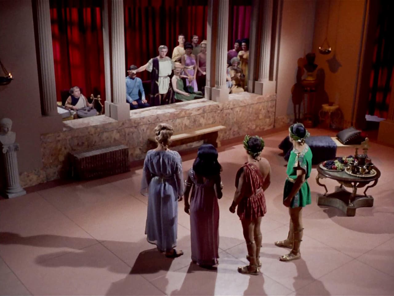 El polémico beso ocurrió en el décimo capítulo de la tercera temporada de la serie, denominado ‘Los hijastros de Platón’ que finalmente se convertiría en uno de los más recordados de Star Trek. Esta serie comenzó a transmitirse en 1966 por la cadena NBC y devino en una franquicia que aún inspira películas, obras de teatro y remakes.