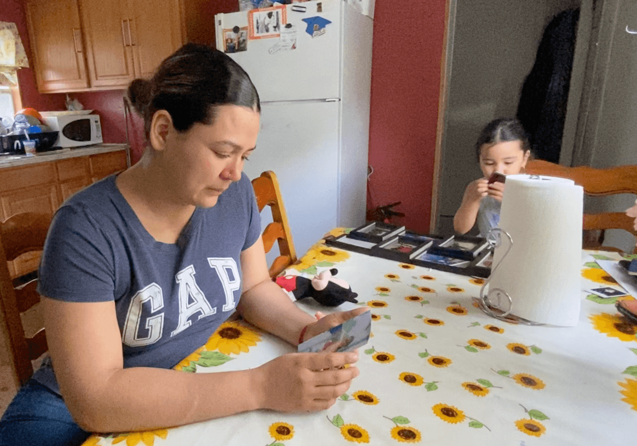 La madre dijo que cuando ella se fue hacia Estados Unidos, el padre de Emely se quedó con la menor.
<br>
<br>Valdez explicó que llamó a Univision para saber dónde está su hija y que de ahí comenzó a buscar información sobre su
<a href="https://www.univision.com/shows/primer-impacto/abrazo-madre-hijo-se-reunen-tras-ser-separados-en-la-frontera-fotos">paradero a través de la Patrulla Fronteriza.</a> Desde que vio la imagen, trató de comunicarse con amigos, familiares y el padre de la menor pero no recibía respuestas.