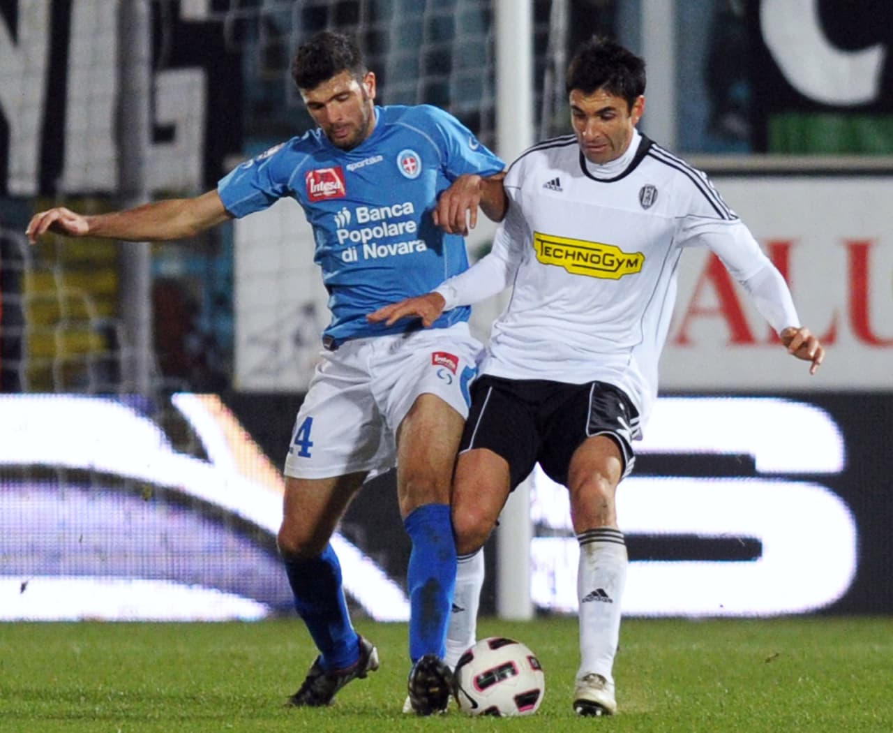 Con experiencia principalmente en Argentina, Emmanuel Gigliotti (derecha) jugó con el Novara en el 2010 y con el Chongqing Lifan en China en 2015-2016.