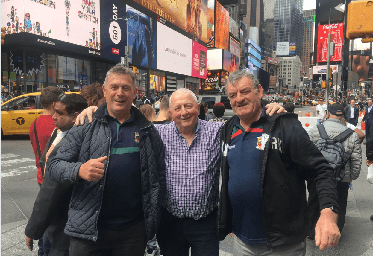 "Haznos una foto, la encontraremos algún día": el paseo por Nueva York de tres turistas irlandeses que las redes inmortalizaron