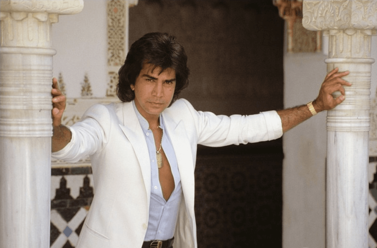 Más adelante, 'El Puma' se convierte en cantante de la orquesta 'Billo's Caraca Boys' interpretando boleros, merengues y cha-cha-chás.